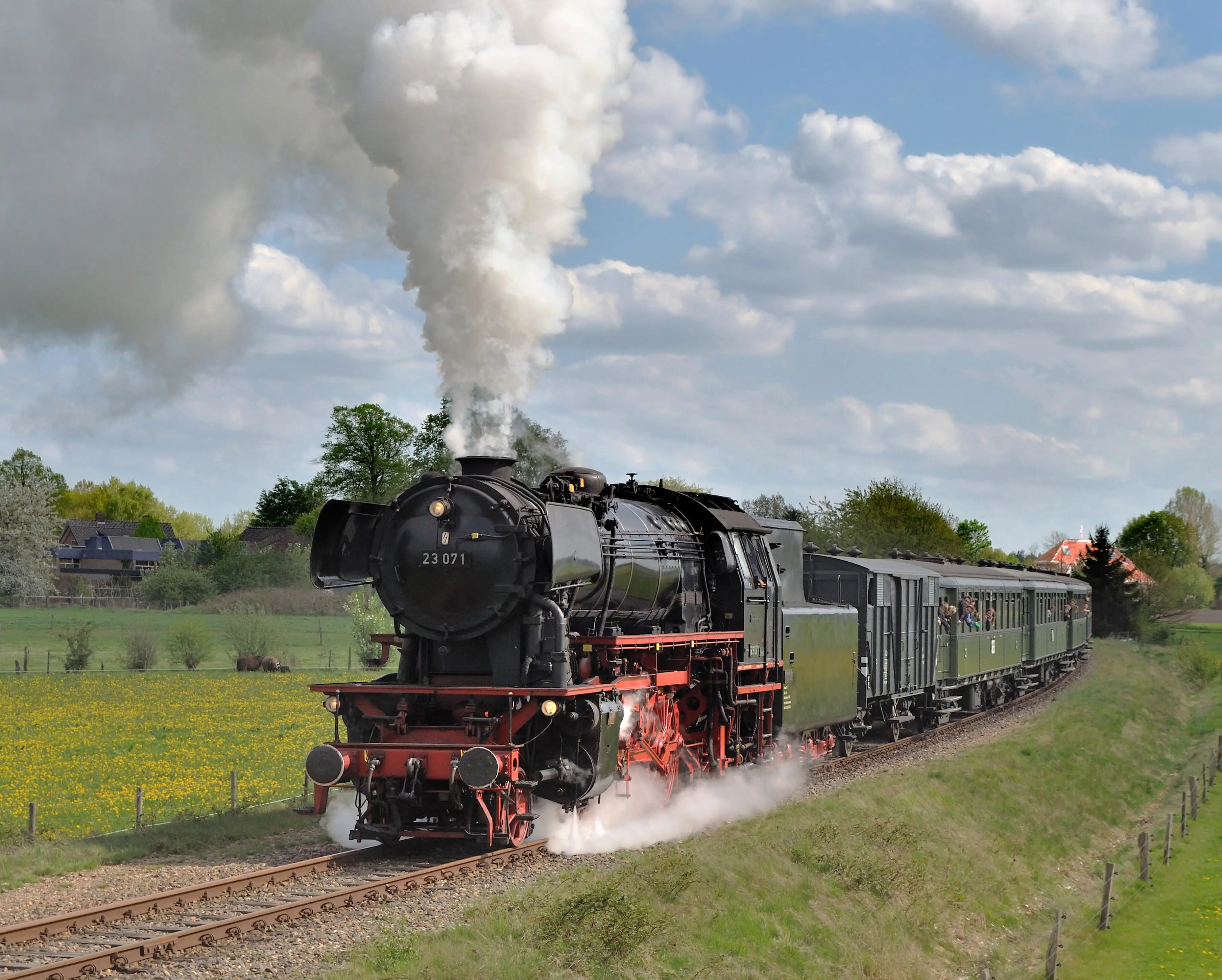 Historische stoomtrein van de Veluwsche Stoomtrein Maatschappij bij Beekbergen