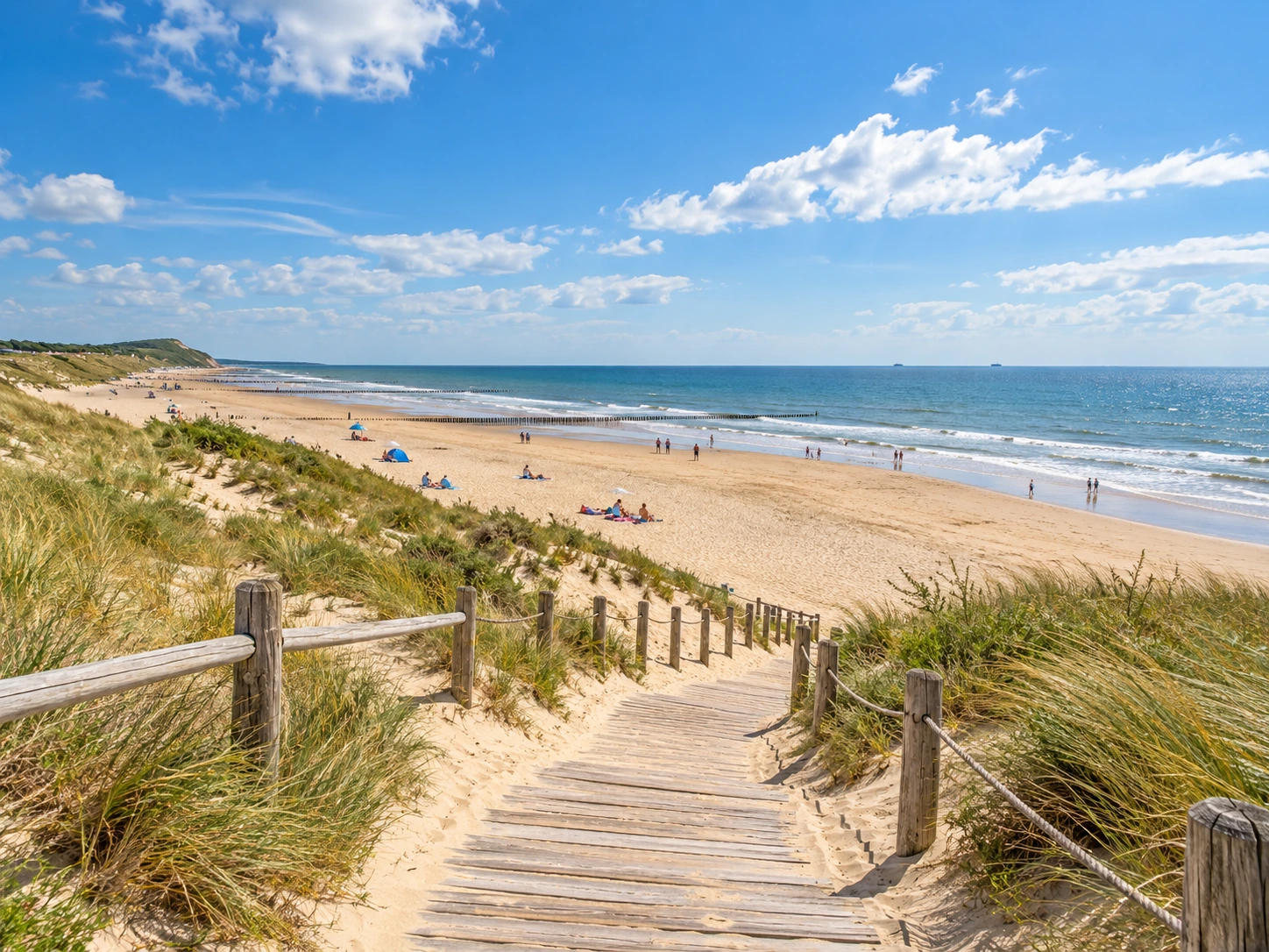 Breed Noordzeestrand en duinen bij Dishoek en Koudekerke